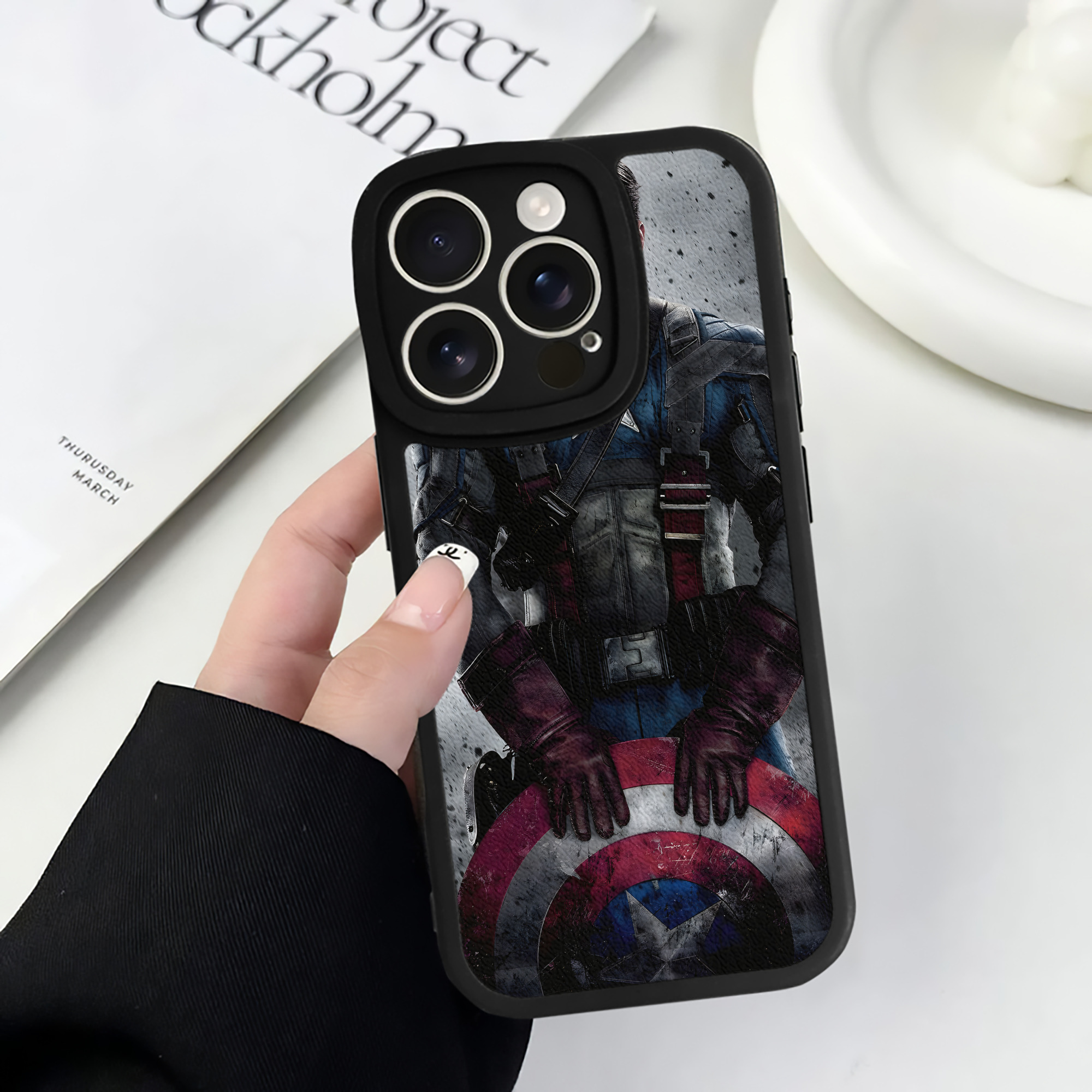 （画像用） アベンジャーズ The Avengers 【iPhone 16シリーズ対応】シリコンスマホケース（レザー調） 材質：シリコン